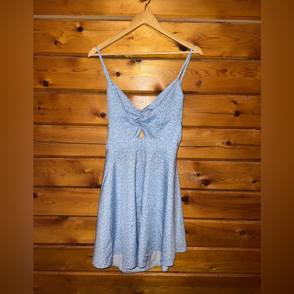 Cute spring/summer dress with keyhole and tie back!